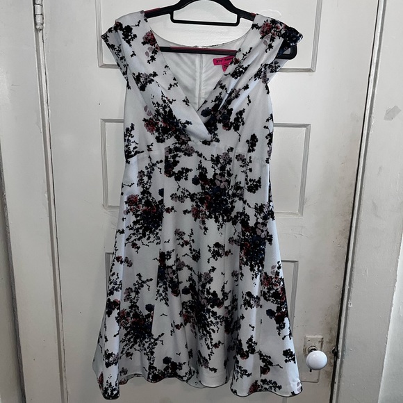 Betsey Johnson Dresses & Skirts - 🍀Betsey Johnson Floral Dress